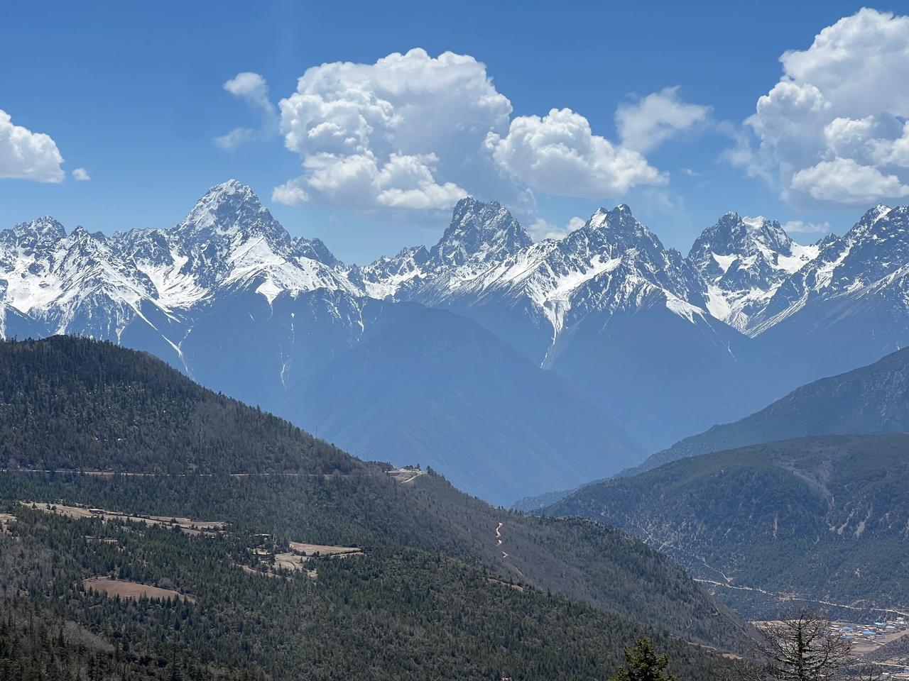 边捡垃圾边旅行第3天 西藏芒康段
今天把露营地附近的垃圾清理后又走了5公里 海拔