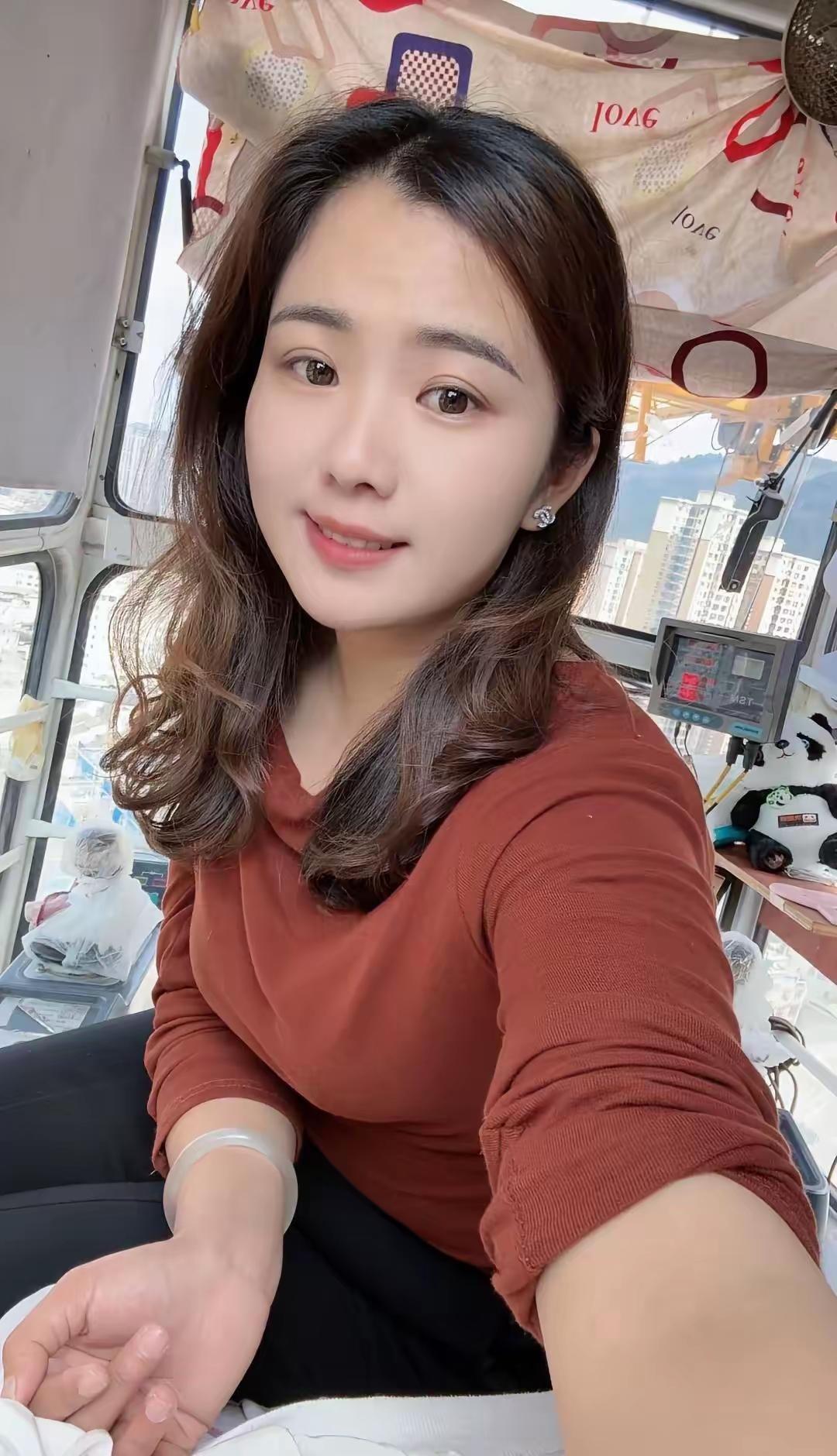一名从事塔吊司机工作的女生，分享了自己在工地高空作业的真实经历，颠覆了大众对这份