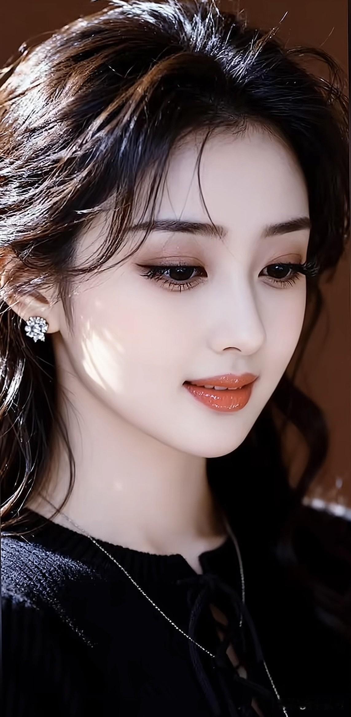 温柔甜美的少女，精致的妆容和优雅的黑色礼服，散发着迷人的魅力。温柔粉色礼服 梦幻