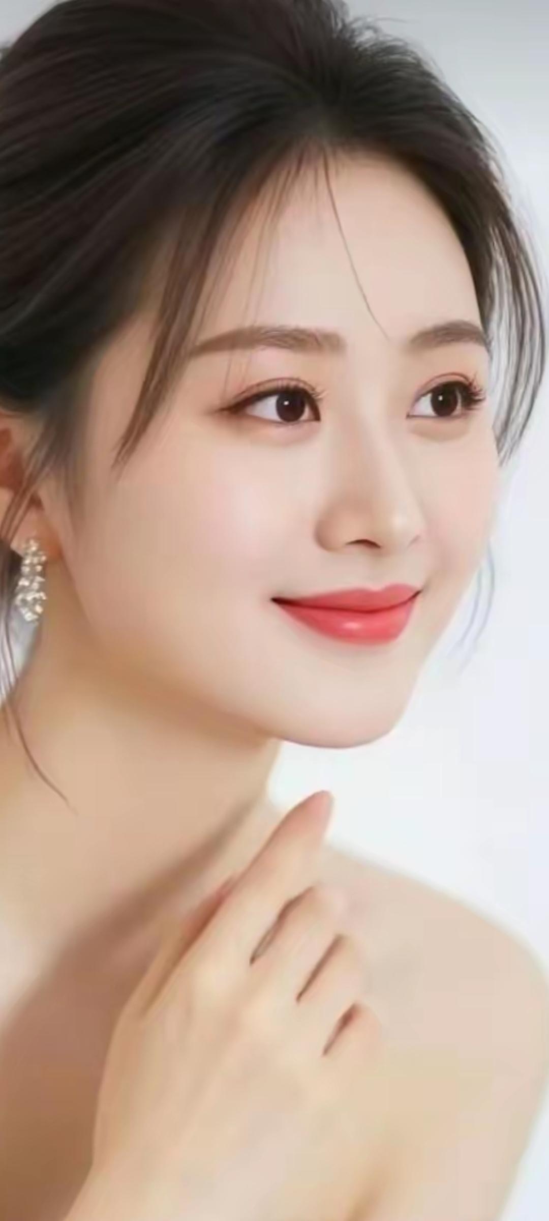 温柔微笑，优雅气质，闪耀耳环，完美妆容，女神范儿十足！💄✨👗