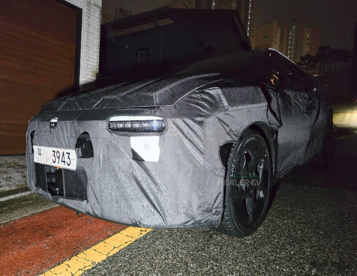 两张现代Ioniq 3 N Line的伪装照片，可以看到它和先前Concept 