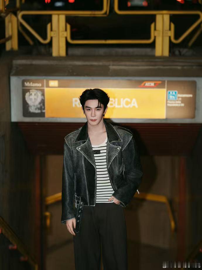 夏之光脸和身材各长各的 夏之光真的是脸和身材各凭本事，脸蛋干净温柔，自带少年气，