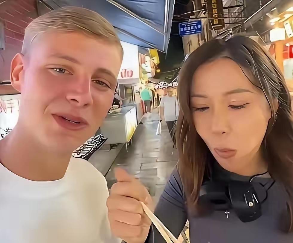 可这位老师，却彻底背离师德底线，盲目追捧外人、贬低自己的国家与同胞，言行轻浮毫无