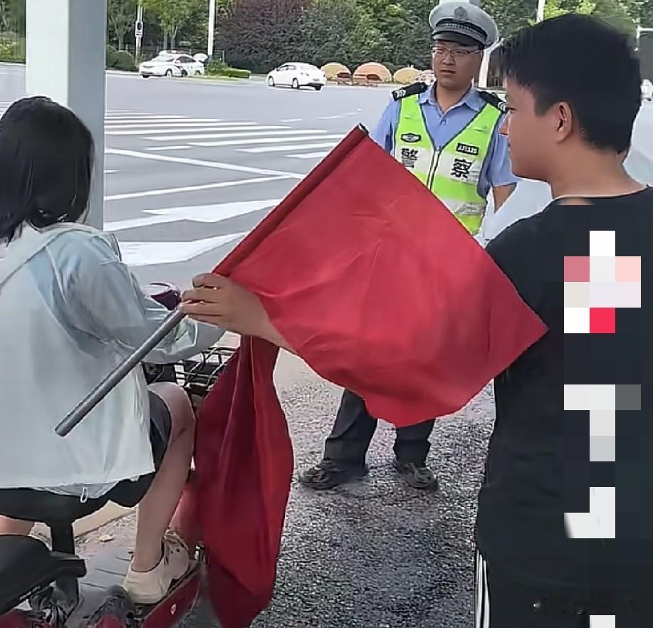 近日，河北鸡泽，一交警在路口查处交通违法行为，未戴头盔者接替当交通志愿者。哈哈！