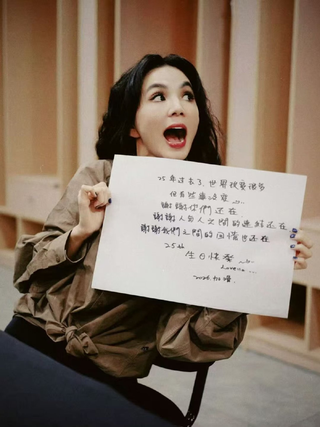 ella发帖庆祝she出道25周年 25周年快乐 ​​​