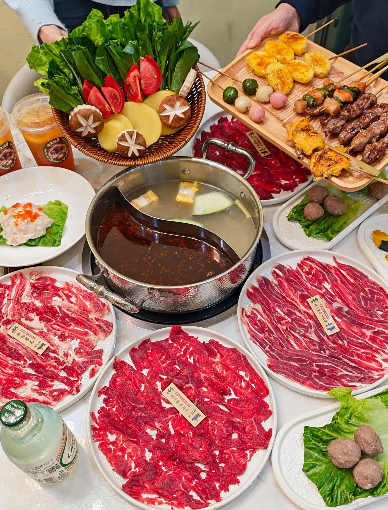 广州塔下这口鲜切牛肉！好吃到想N刷！ 
📍广州 满满餐吧·牛肉火锅·炭火烤串(