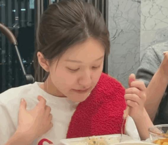 赵露思她以前的确是福相满满的长相，面貌改了命运也被改写了吗？
 
怀念以前那个明