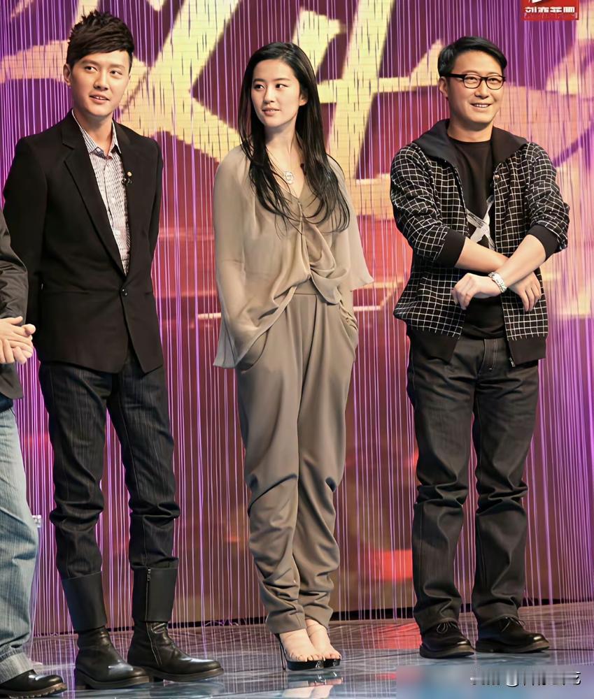 八年，够一部手机从诞生到淘汰。
海南电影节红毯上，黎明和冯绍峰并肩。一个58岁