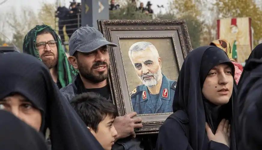 6年旧仇清算！
美国突袭逮捕苏莱曼尼亲属，绿卡当场作废。
 
当地时间4月3日，