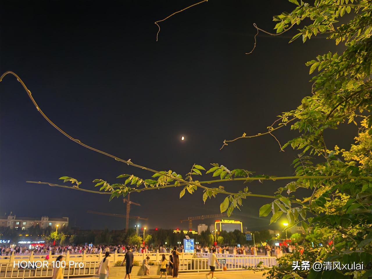 夜幕降临，庆云县政府广场逐渐热闹起来。炎炎夏日，不少市民走出房间来到广场参与广场