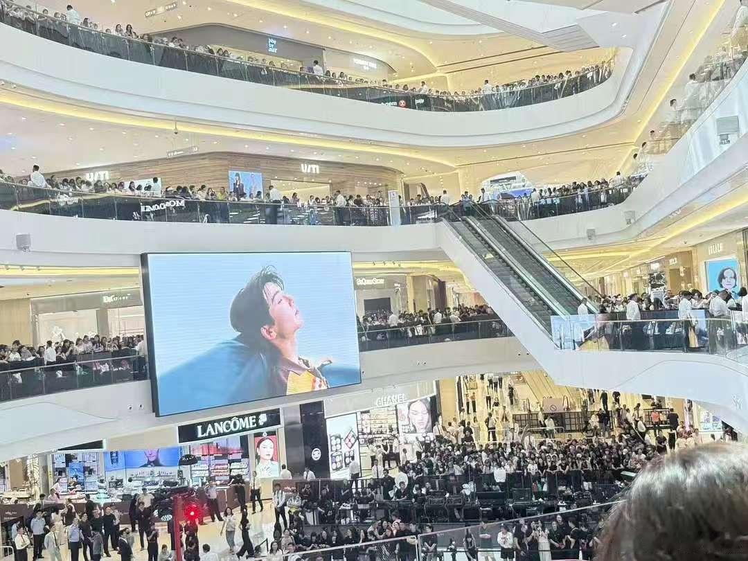 张凌赫线下活动场场爆满张凌赫线下活动听取哇声一片张凌赫线下活动场场爆满，实火，[
