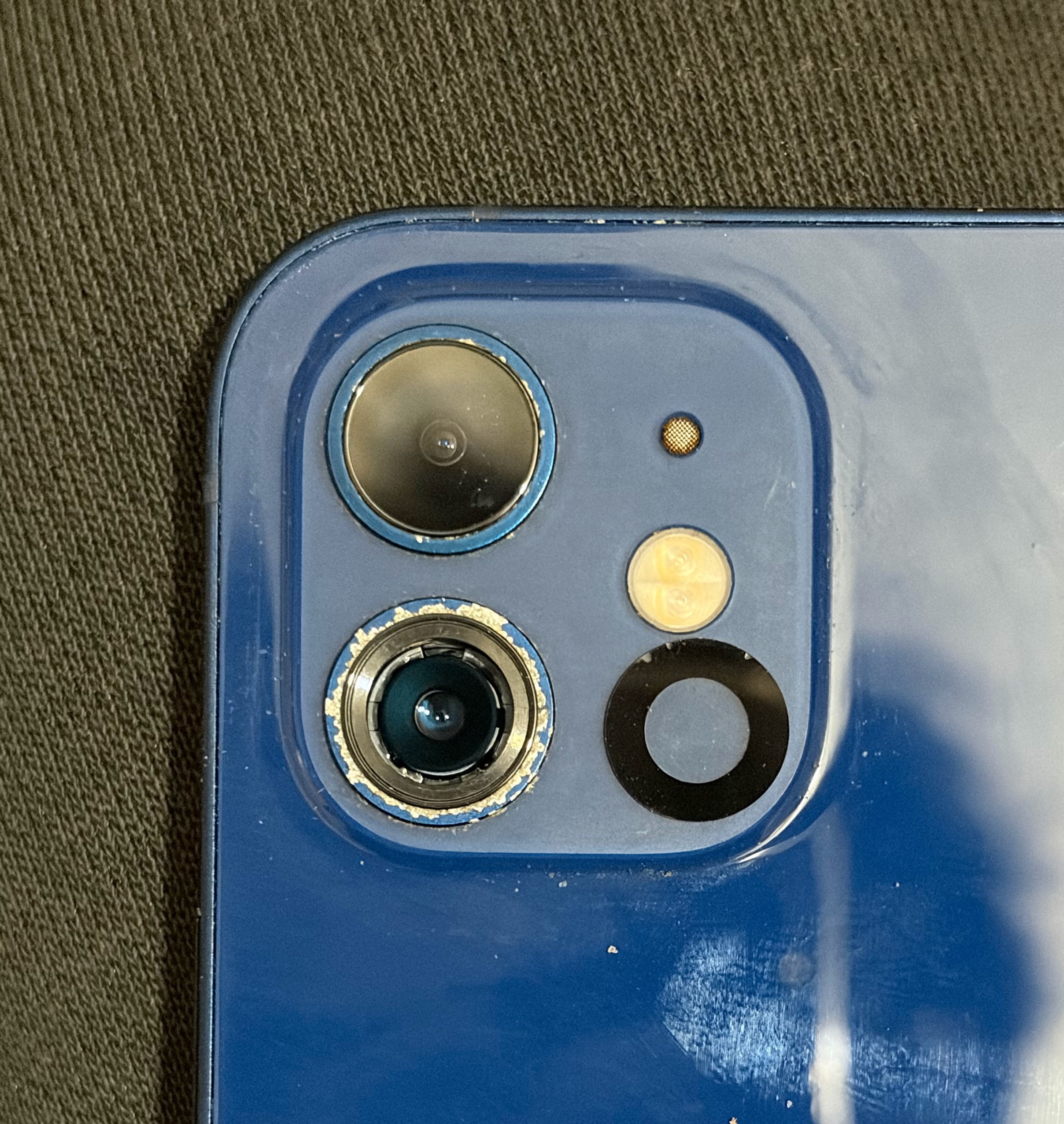 啊这，刚刚给我的iPhone12充电，结果看到这后置摄像头的镜片竟然掉出来，也没