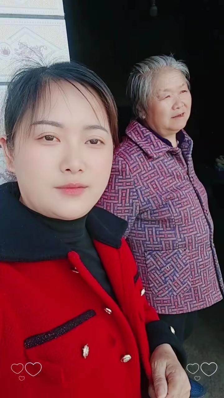 今天是母亲节，回来陪老妈吃饭妈妈，母亲节快乐？？？