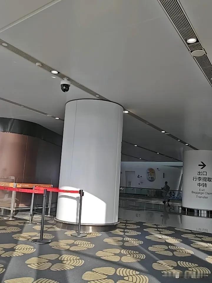 昨天晚上预约了到机场的车
早上5：45
5：45司机打电话
我告知已经下楼
2分
