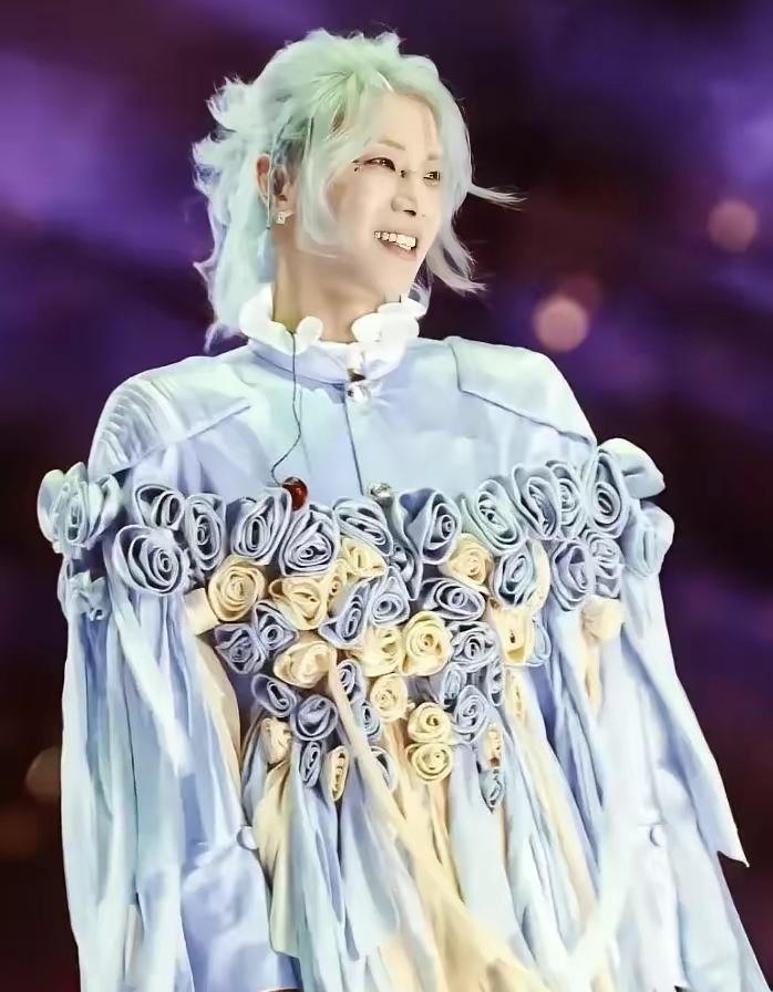 华晨宇都有哪些出圈的歌曲传唱呢? 华晨宇《烟火里的尘埃》这首歌我还挺喜欢听的，其
