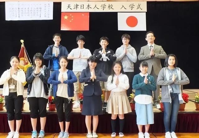 日本人在中国办了那么多学校，培养了各行各业的人才，中日都是东方人的面孔，为了能融
