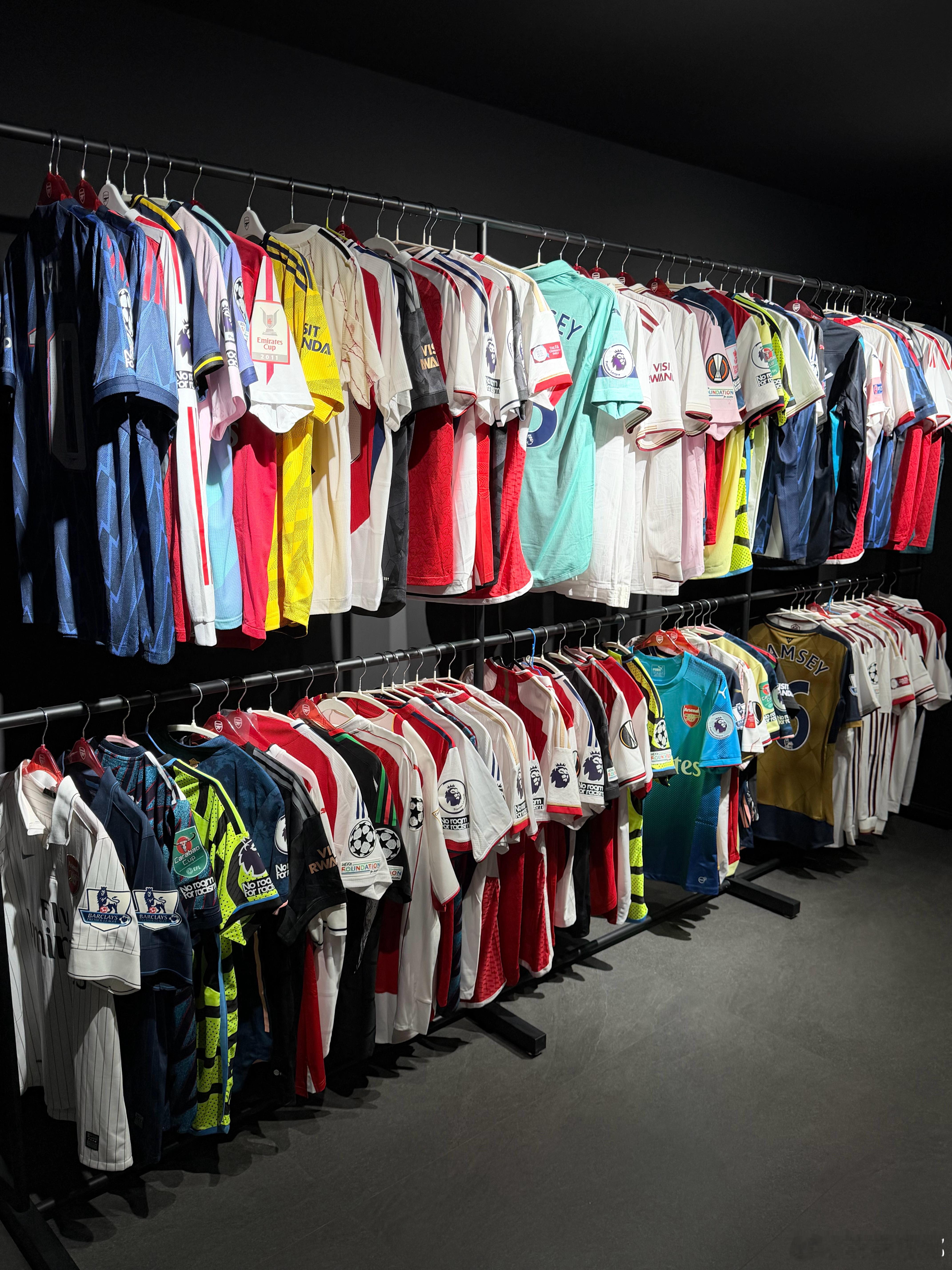 给我厂球衣们专门弄了个恒温恒湿球衣房今天搬来了一半，等周末把另一半搬来，再搞个大