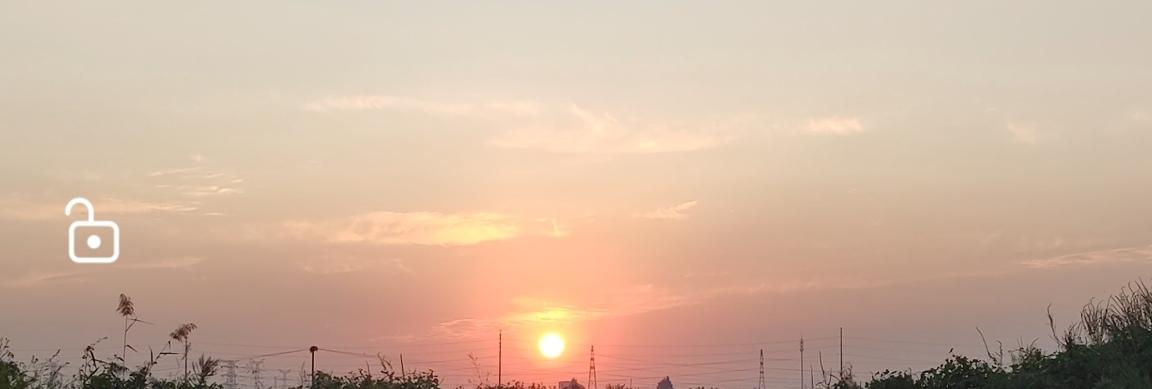 老年人也有浪漫，傍晚到小区西面空旷的道路，看到一轮红日正徐徐下坠，边上有一对老年