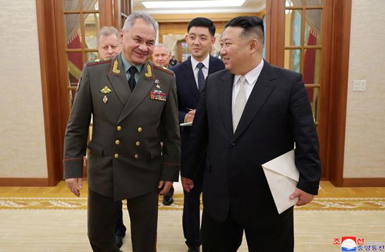 金正恩会见俄防长绍伊古，双方一同参观朝鲜新型武器装备，并承诺加强双边关系
讲道理