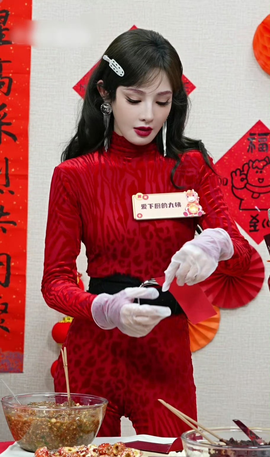 彭小苒穿红色眼前一亮又一亮彭小苒完全就是红色造型最严厉的母亲！穿红色真的让人眼前