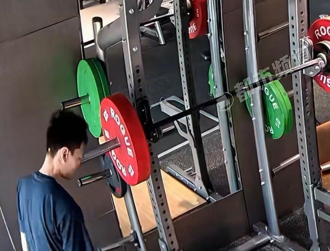 女子回应戴耳机健身险被杠铃砸中 这有什么因果关系吗？戴耳机健身不是很正常吗？而且