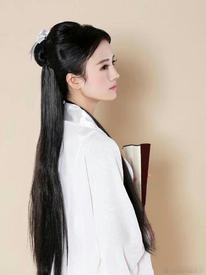 原来当年鞠婧祎还cos过小龙女，和陈妍希对线过 ​​​