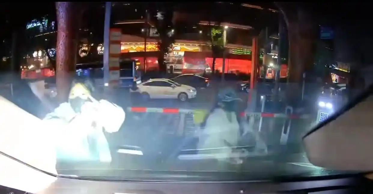 司机疑接送明星被粉丝扒车爆闪拍摄，明星隐私权与公众知情权如何平衡？
近日，一位商