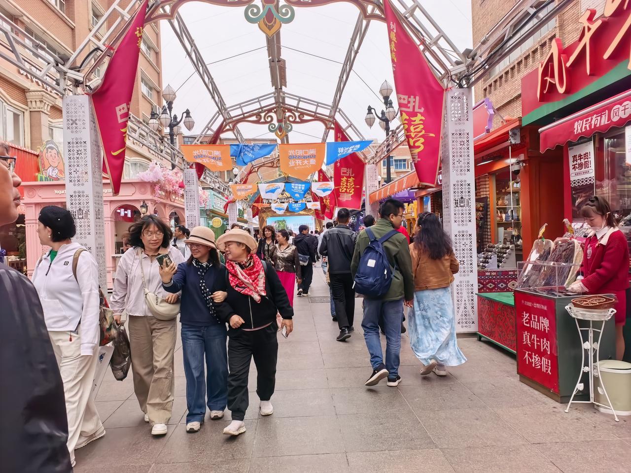 現在已进入旅游旺季，乌鲁木齐最热闹的地方毫无疑问就是国际大巴扎，可谓人山人海、摩