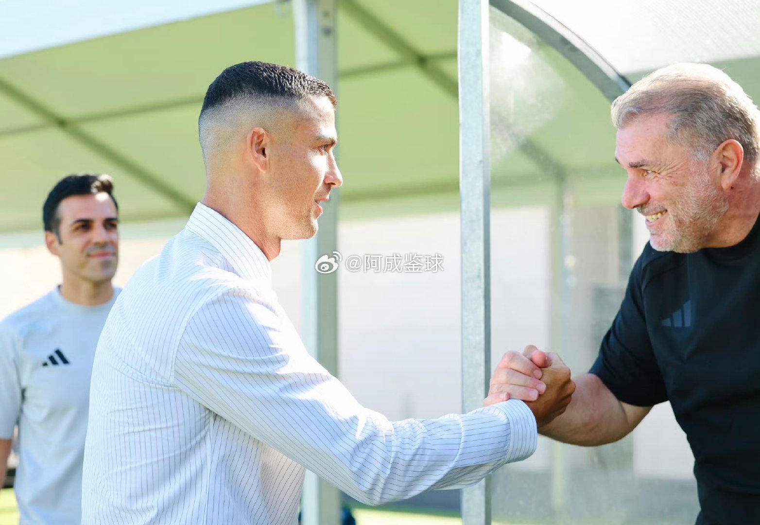 C罗结束假期归队澄清一下，C罗只是到场观战利雅得胜利和阿尔梅里亚的热身赛。到场和