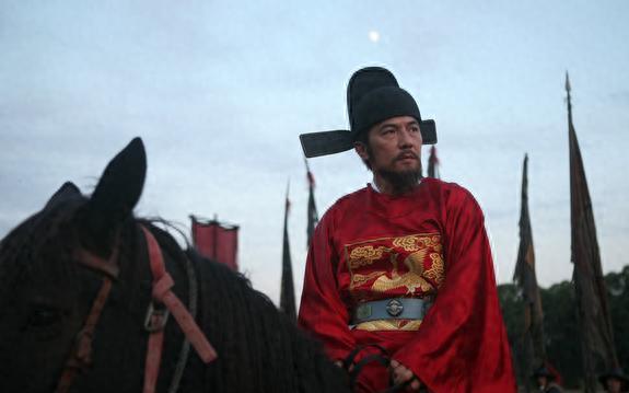 1625年，辽东经略熊廷弼被斩首，首级传示九边，尸身弃于闹市，百姓不敢收殓，天启