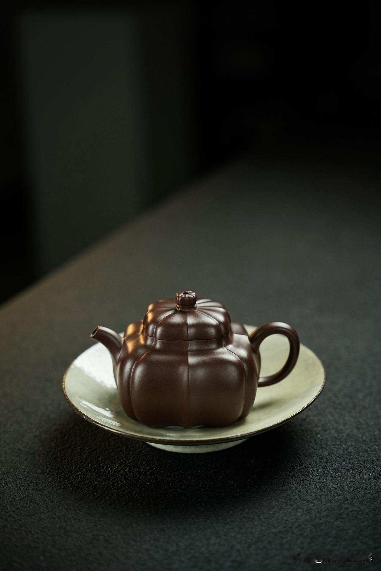 同一把紫砂壶想泡什么茶就什么茶，是可以混泡—今天用它泡红茶，明天用它泡铁观音。