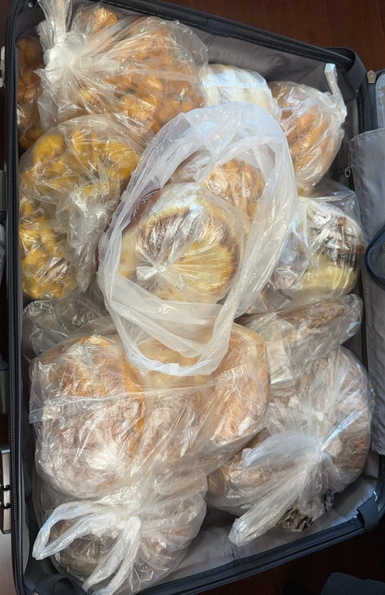 行李箱被烟火气填满，牵挂随车轮驶向远方。一袋袋家乡特产，一盒手工冻饺，是父母说不