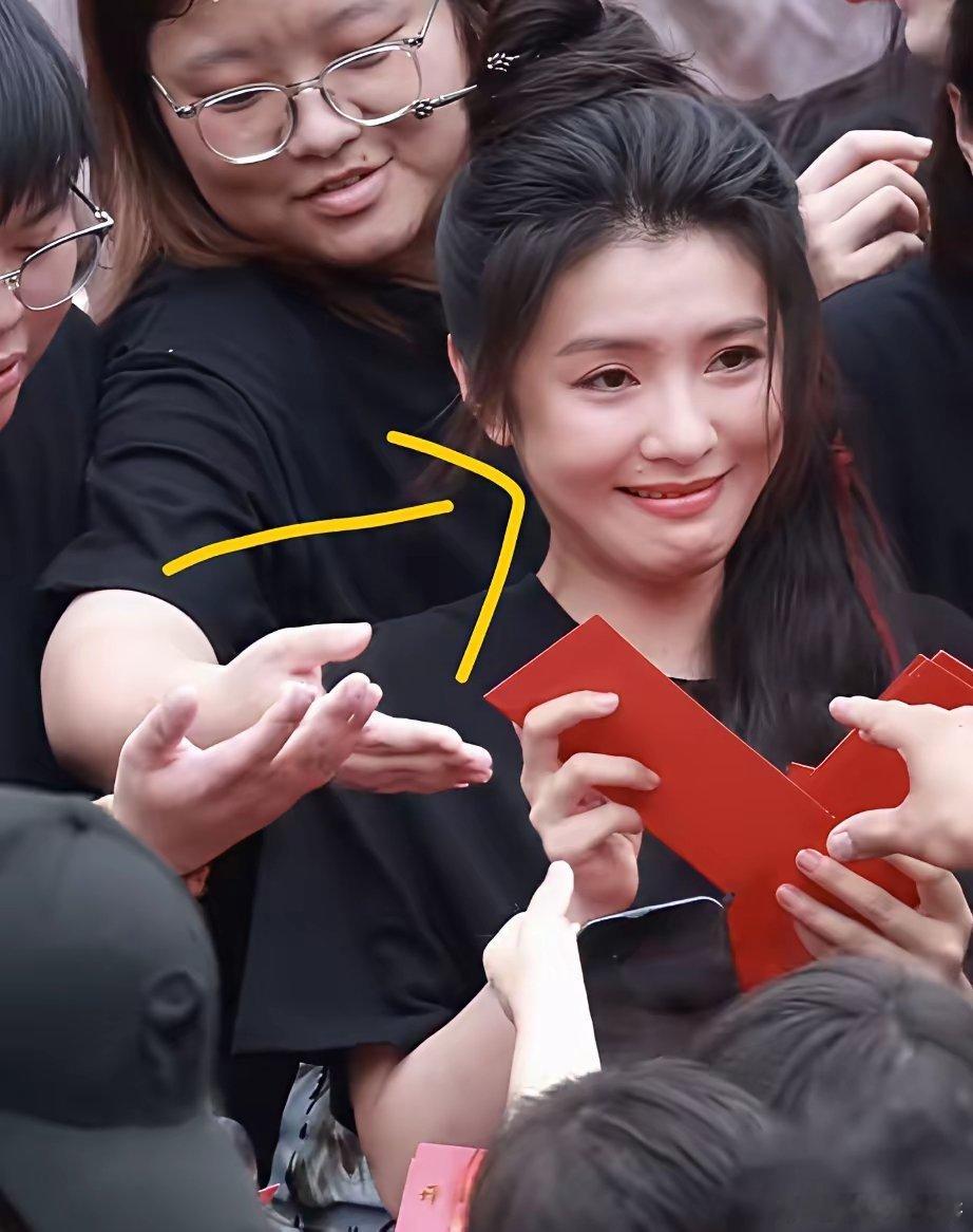 李云霄都快哭了电视剧开机发红包来是想讨个彩头，没想到周围人手一拥而上，她捏着红封