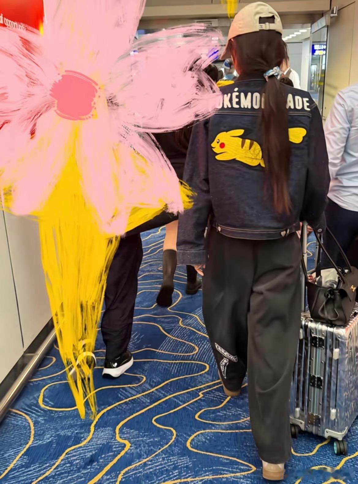 Angelababy在白纸上给粉丝签名粉丝带着手绘小花的小纸条奔赴，她温柔回应，