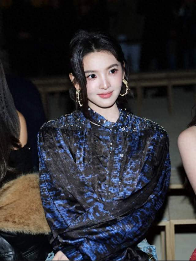 章若楠这身造型太吸晴了，调晕染亮钻衬衫+牛仔短裙，精致又松弛