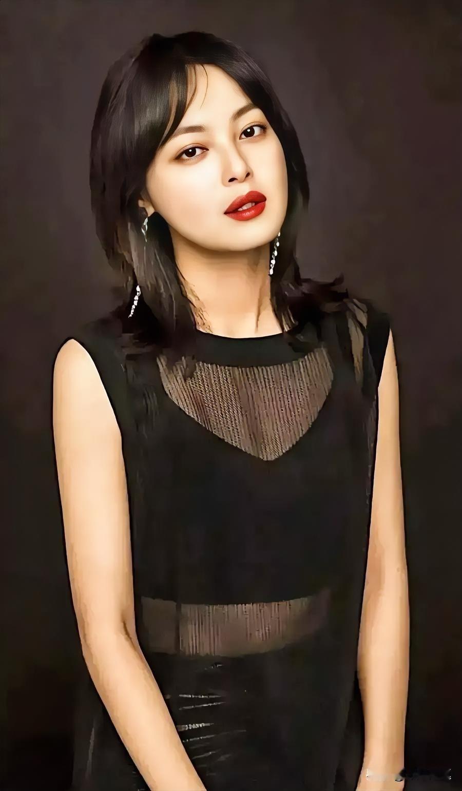 优雅黑裙，气质满分，红唇诱惑，魅力无限！