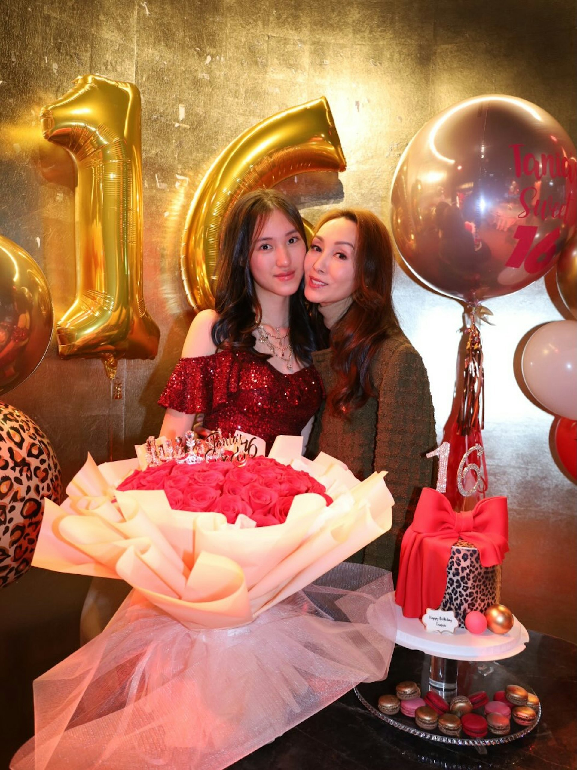 郭可盈林文龙为爱女庆祝16岁生日，林天若亭亭玉立收花收巨钻。跨年电影愿