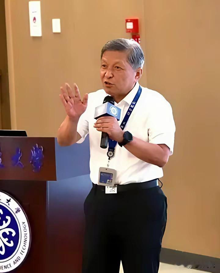 研究型大学，能用赚钱论成败吗？王树国称自己都养活不了，说明没真本事。光靠曹得旺一