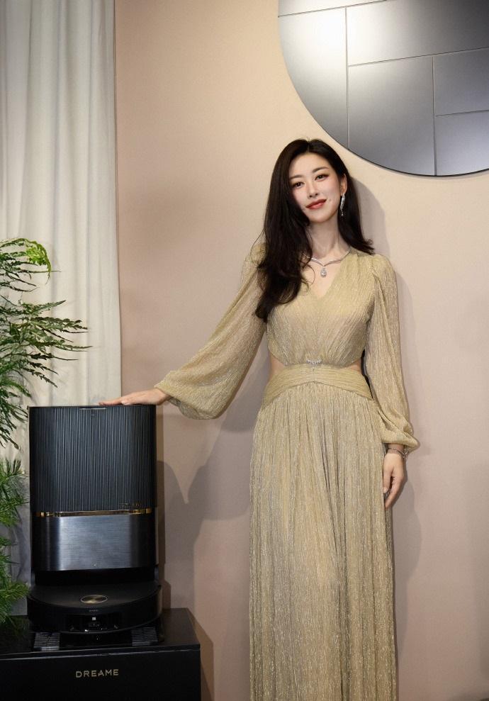 最近朱珠在北京出席时尚活动，她这回穿了一件米色的连衣裙，看起来高贵又迷人。

她