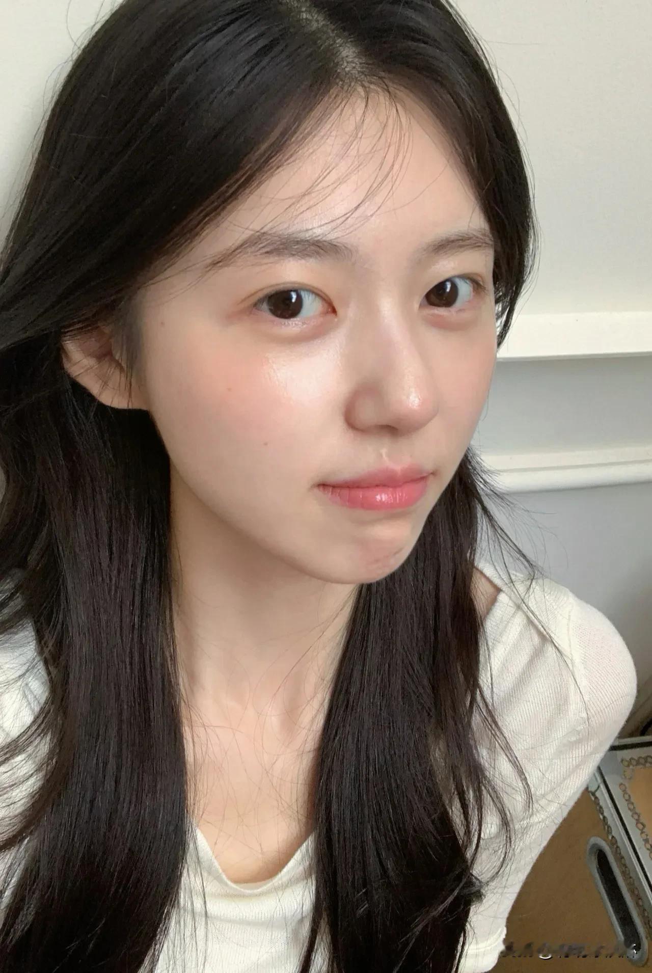白皙女孩的日常小烦恼  
阳光下的自信，
总被“你皮肤好白”打断；  
化妆显苍