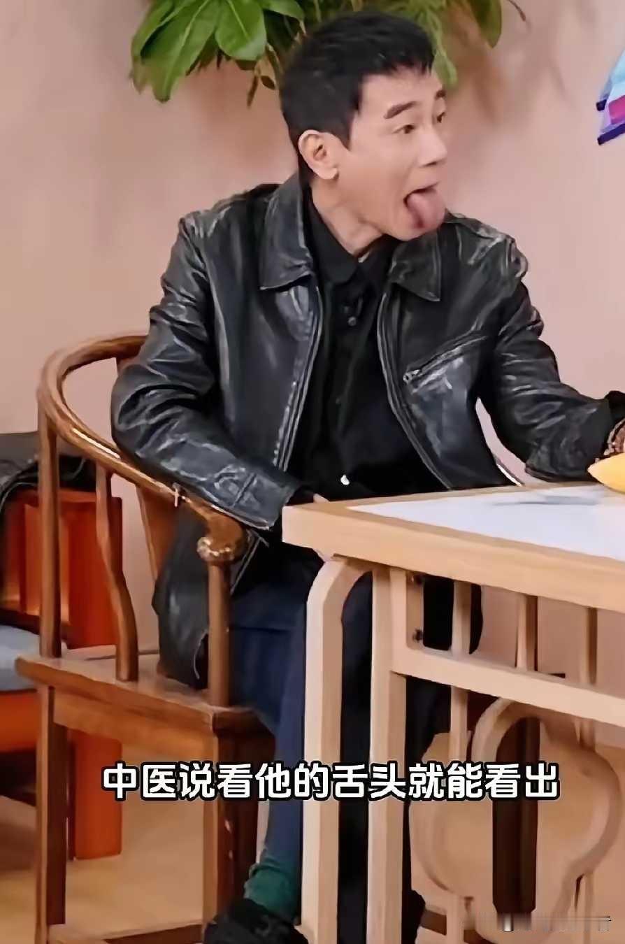 张智霖竟然公开嘲笑陈小春。陈小春看中医，中医说陈小春用脑过度，会出现时而清醒时而