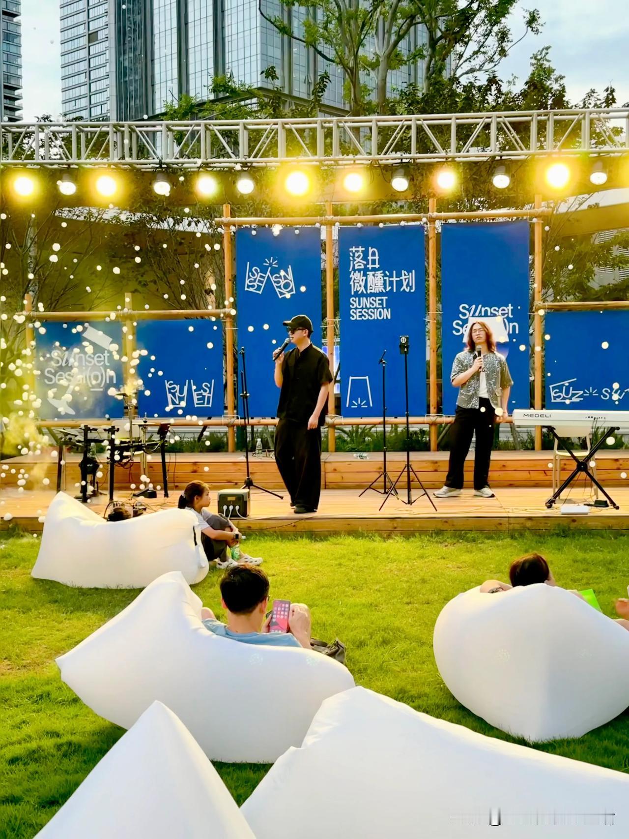 武汉酒蒙子集合！59.9三杯我先干了🍻
落日，live，调酒表演，互动游戏
本