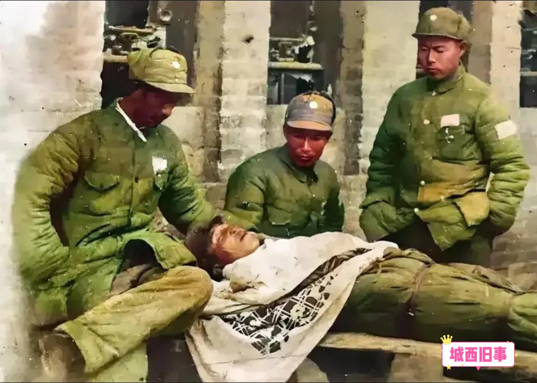 1947年，太岳纵队第10旅楚大明副旅长牺牲后的遗容，一旁的战友们正在...
