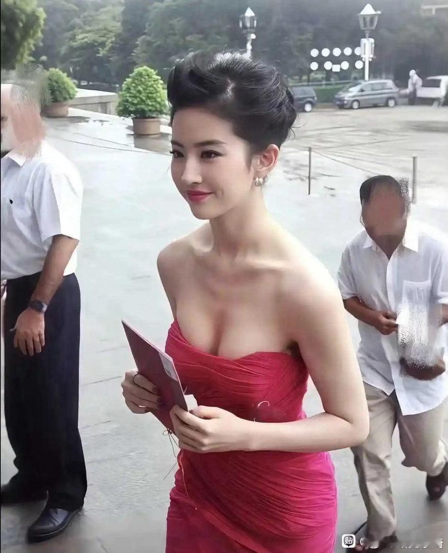 刘亦菲不愧是神仙姐姐，这颜值老天爷追着喂饭吃。玫红色裙子都压不住的清冷贵气刘亦菲
