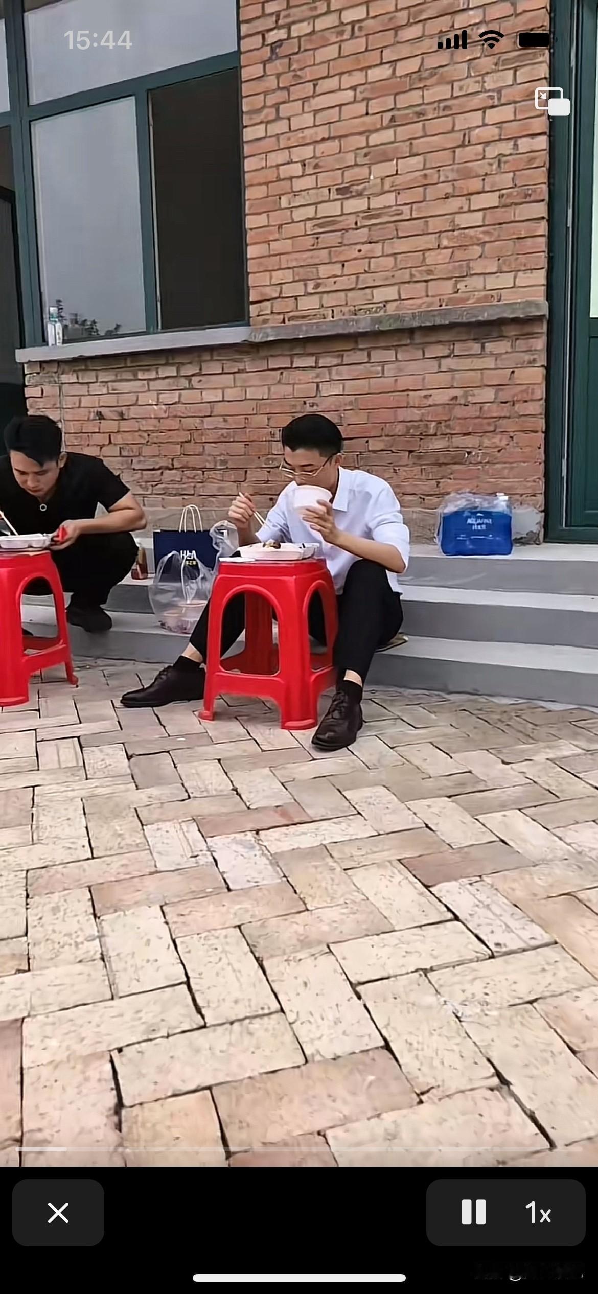 郭有才老师也有落魄潦倒的时候，看看这个坐在地上就吃饭的样子，就是可怜，不要看他在