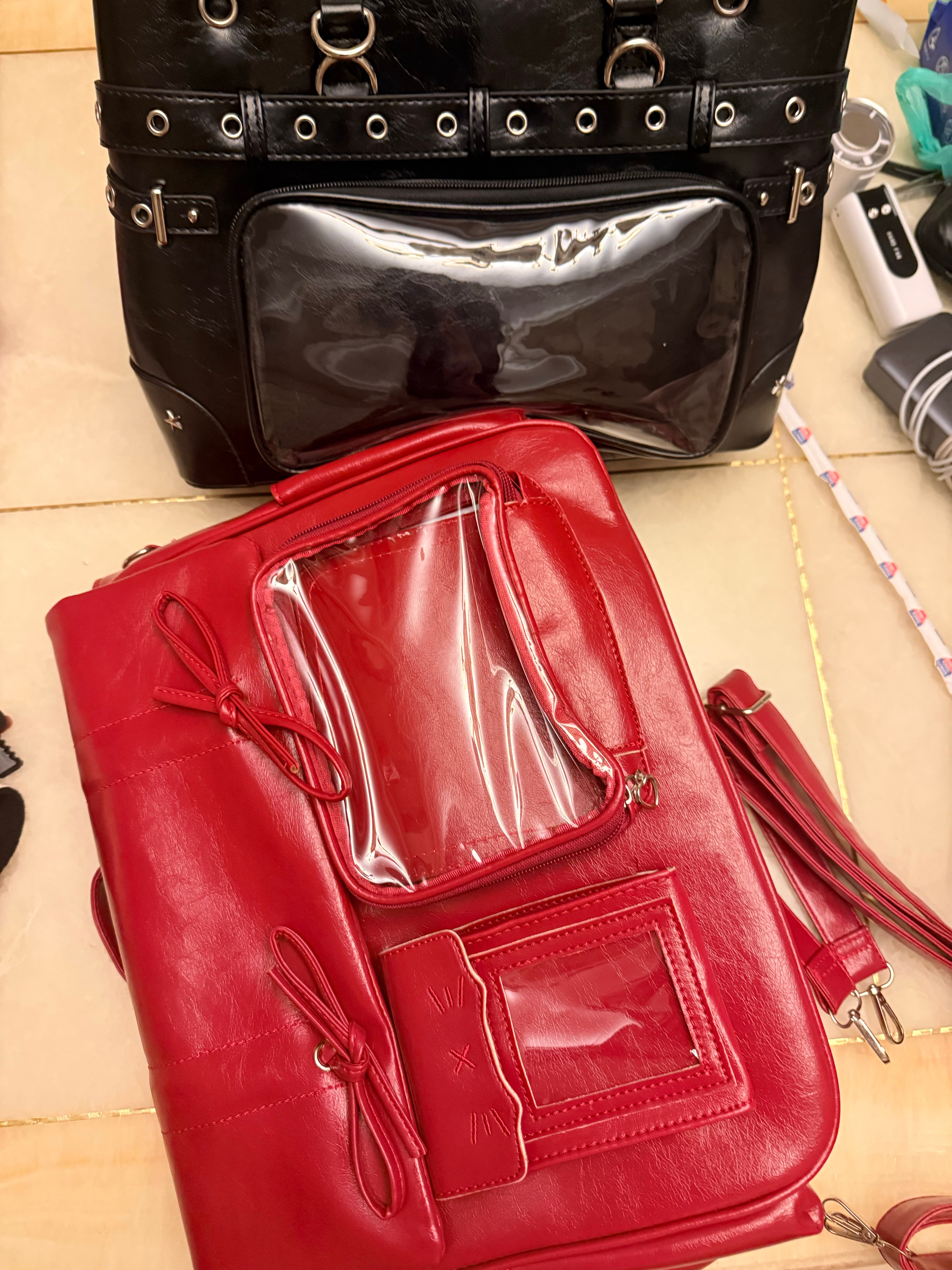 又睡不着 起来研究暗格包 结果根本找不到红色的暗格在哪里 你赢了。 