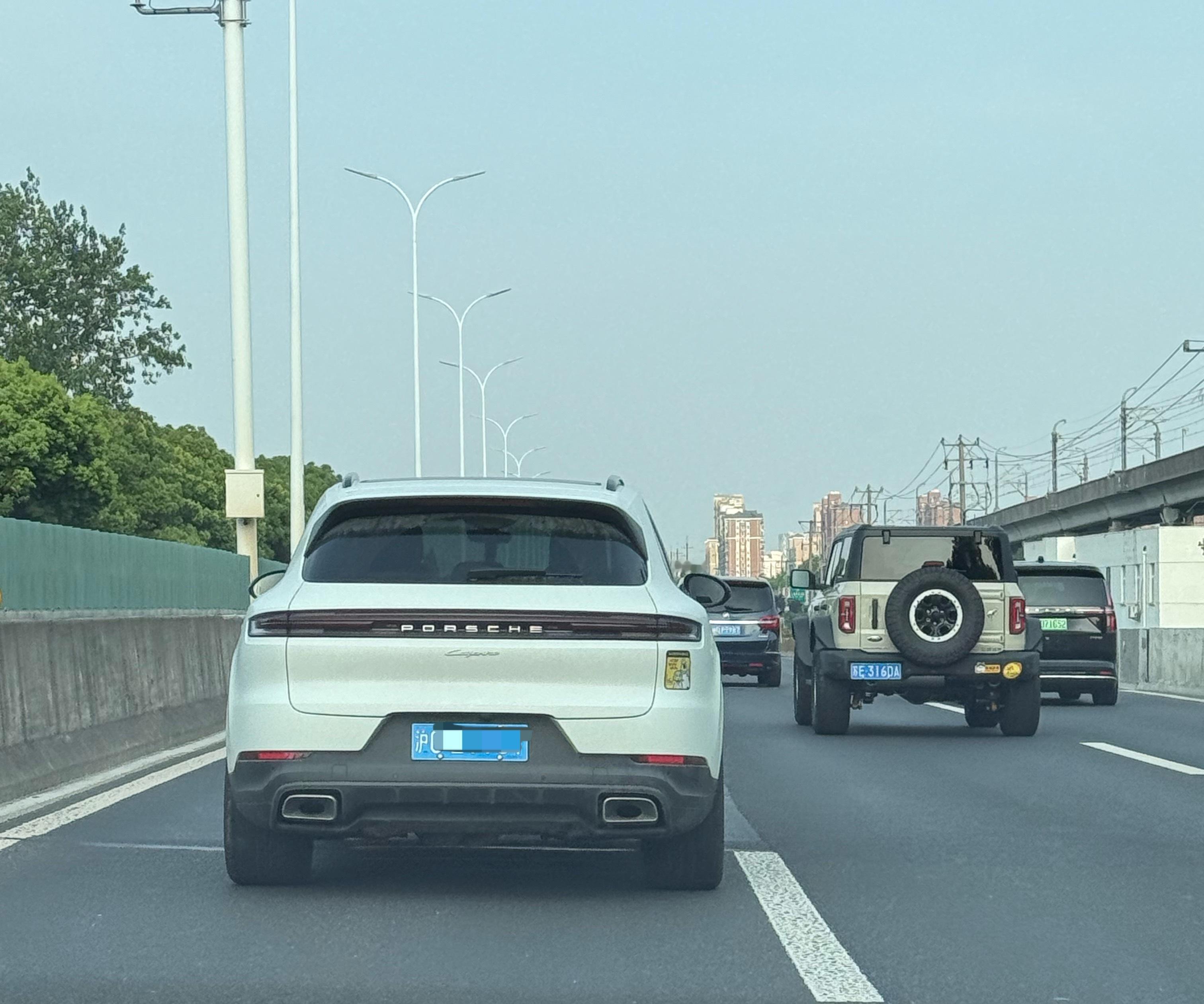 感受一下保时捷Cayenne入门版就拥有的295胎宽，这个版本是3.0T 354