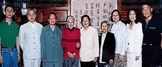 2004年，83岁高龄的王光美组织了刘少奇、毛泽东两家后人的大聚会，在这次聚会上
