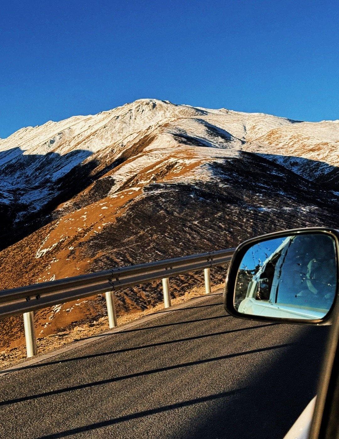 从昌都出发到邦达机场，
会看到月亮像个印章一样挂在天上，
而东边的阳光又撒满了整