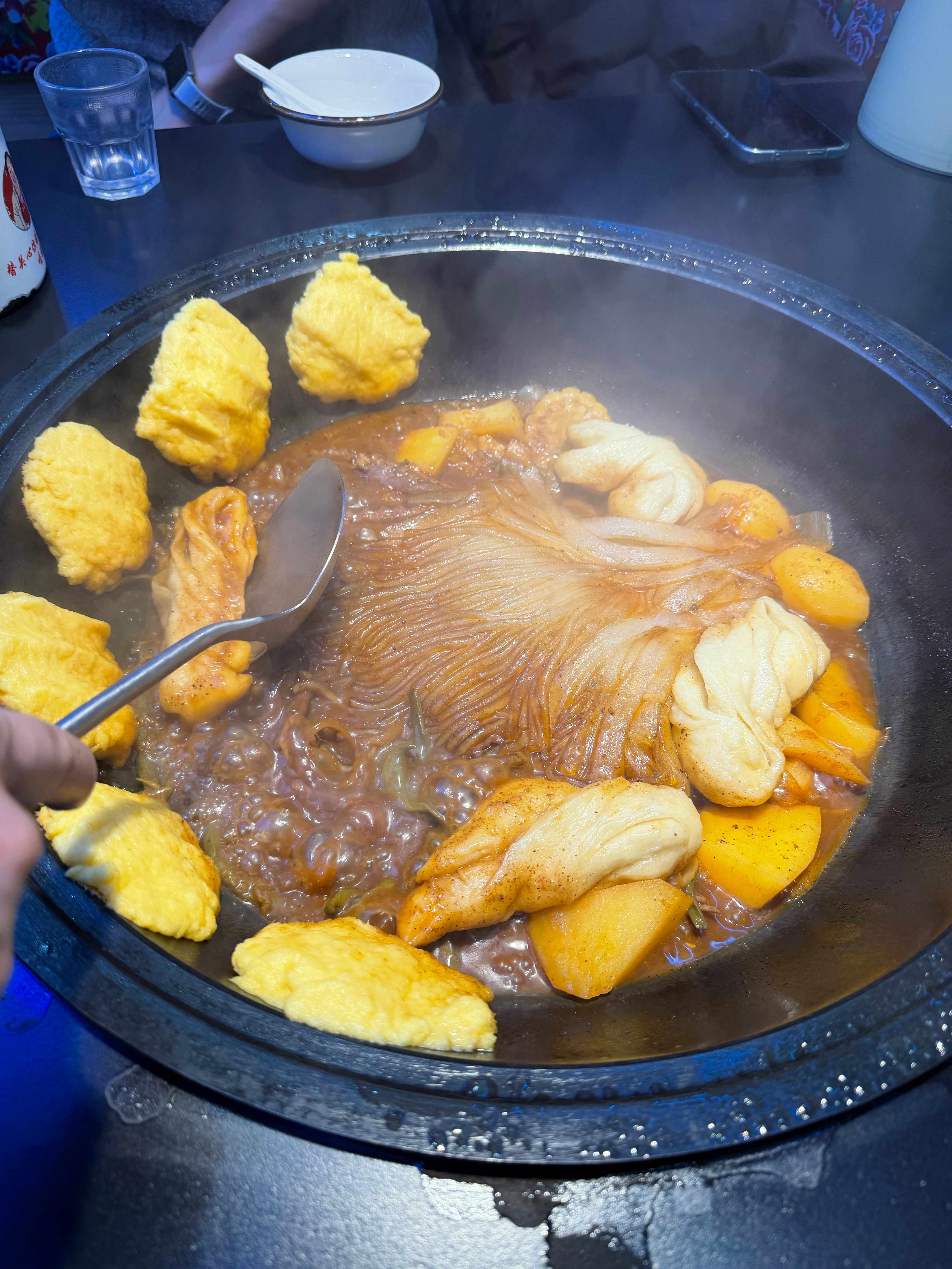 哈尔滨的铁锅炖大鹅还是太全面了！！不仅好吃，而且根本吃不完啊！！可以说是难忘的味